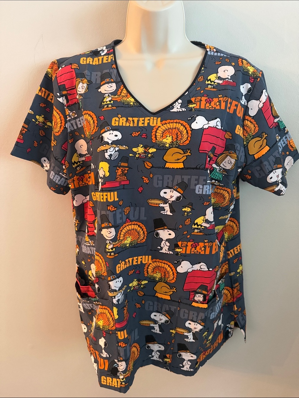 Peanuts Women's Gray Thanksgiving Print V-Neck Medical Nurse Top Size Medium